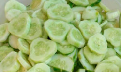 Огуречный салат с чесноком и кориандром на зиму - подробный рецепт