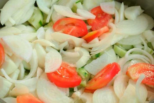 Огуречный салат с чесноком и кориандром на зиму — подробный рецепт